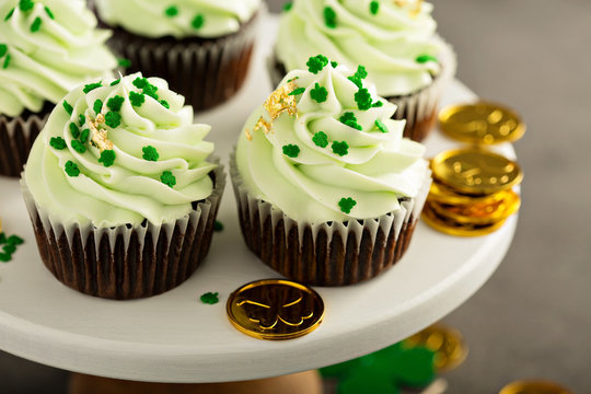 St Patricks day chocolate mint cupcakes