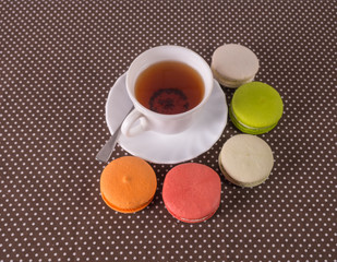 Obraz na płótnie Canvas Colorful macaroon with white cup tea