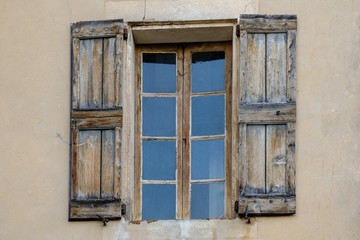 Fototapeta na wymiar Vieille fenêtre avec des volets en bois sans peinture.