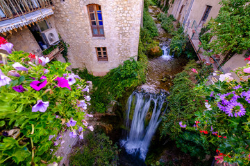 Fototapeta na wymiar Vue sur la rivière et cascade de village de Moustier-Sainte-Marie. Provence, France.