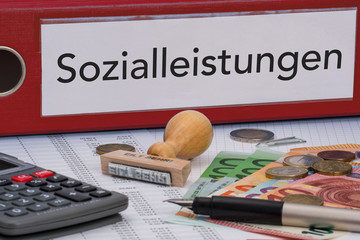 Aktenordner (rot) mit Beschriftung Sozialleistungen