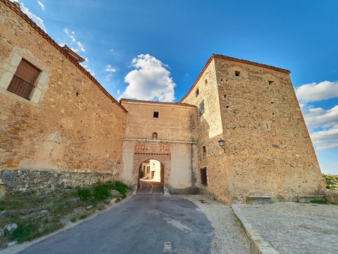 Vista de la Puerta Principal de Entrada de las Murallas de la Villa Medieval de Pedraza, Segovia, España