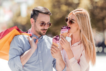 Obraz premium Romantic couple with ice cream