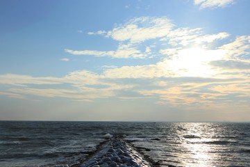 malerische vereiste Buhne am Meer im Winter, Konzept Seebestattung, Trauer