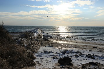 malerische Buhne am Meer im Winter