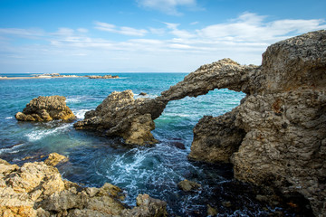 Fototapeta na wymiar une arche de pierre naturelle au dessus de la mer bleue