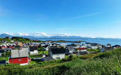 Typische idyllische Ortschaft im l&auml;ndlichen Norwegen / Fischerdorf Bud bei der Stadt Molde