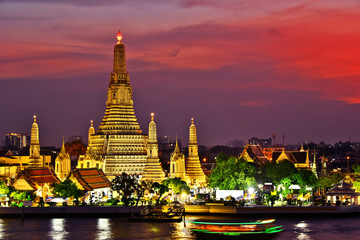 Fototapeta premium Wat Arun Ratchawararam, świątynia buddyjska w Bangkoku w Tajlandii