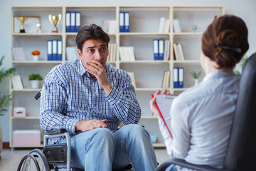 Naklejka premium Patient visiting psychotherapist to deal with consequences of tr