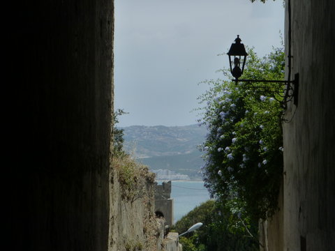 T&aacute;nger,ciudad de Marruecos, en el estrecho de Gibraltar. Es la capital de la regi&oacute;n T&aacute;nger-Tetu&aacute;n-Alhucemas