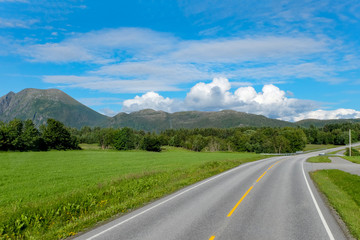 Einsame Straße in der idyllischen Natur Norwegens