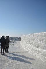 Eiszeit - zugeforene Molle am Hafen in Sassnitz, Rügen