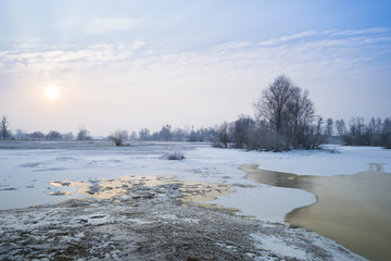 zamarznięte rzeczne rozlewisko na Mazowszu