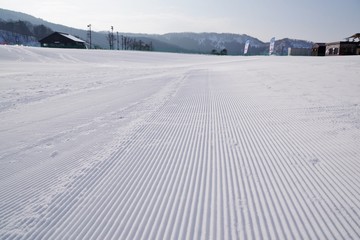 平らに整備されたスキー場のゲレンデ
