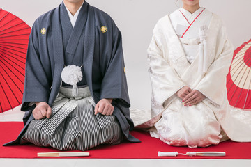 和装を着た結婚式の男女