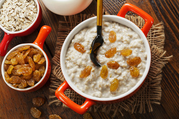 Oatmeal with raisin