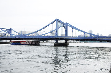 隅田川に架かる清洲橋と水上バス