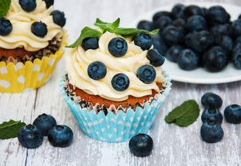 Cupcakes with fresh blueberries