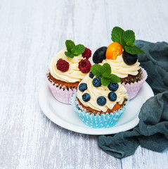 Cupcakes with fresh berries