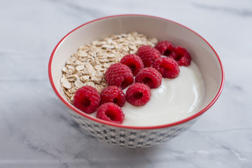 Joghurt mit Müsli und Beeren 