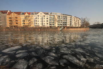 Eiszeit in Berlin (Spree am Charlottenburger Bonhoefferufer am 4. März 2018)