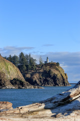 bright lighthouse in pacific norhtwest overlooking pacific ocean