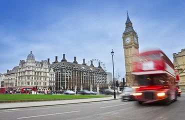Foto auf Glas Londoner Stadtszene mit rotem Bus und Big Ben im Hintergrund. Foto mit Langzeitbelichtung © Ioan Panaite