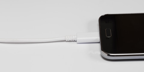 Smartphone mit Aufladekabel