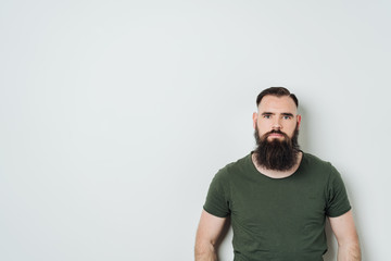 Obraz premium Young serious bearded man wearing a t-shirt