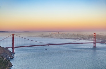 Obraz premium famous San Francisco Golden Gate bridge in late afternoon light