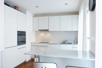 Modern white kitchen with peninsula