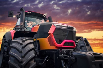 Photo sur Plexiglas Tracteur Tracteur moderne sur fond de coucher de soleil