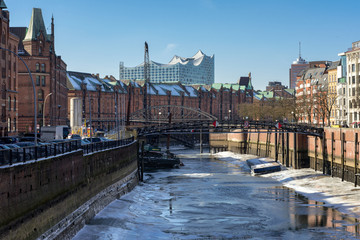Speicherstadt mit Blick auf Elbphilharmonie im Schnee / Hamburg im Winter