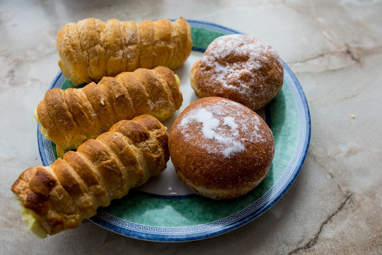 Pączki i rurki z kremem