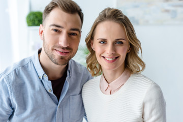 Obraz premium Smiling young couple in casual clothes