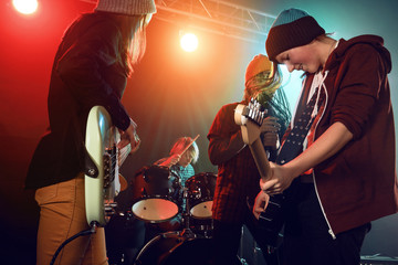 Obraz premium Teenagers are playing rock.