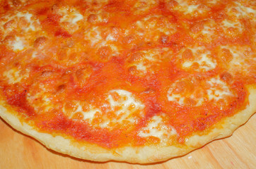 pizza margherita con pomodoro e mozzarella