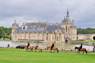 Chevaux au château de Chantilly en France - obrazy, fototapety, plakaty