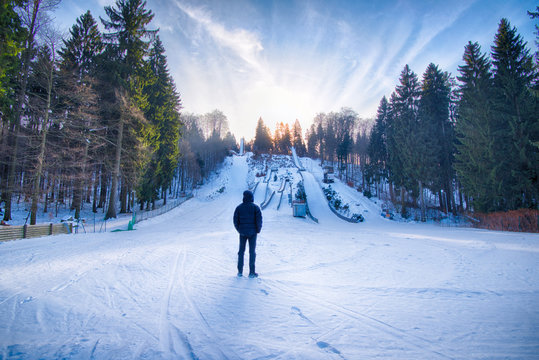 Person vor Skisprungschanze im Sonnenlicht, Person vor Sprungschanze Ruhla, Th&uuml;ringen