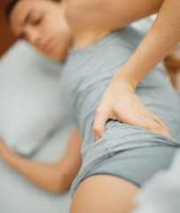 Donna con dolore alla schiena, infiammazione lombare o mestruazioni