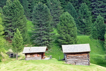 Almhütten in den Dolomiten