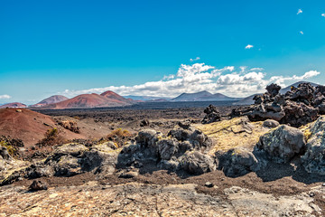 Lanzarote - Lavasteinmeer mit Feuerbergen