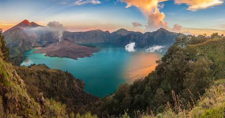 The amazing trek to the summit of mount Rinjani (Indonesia)