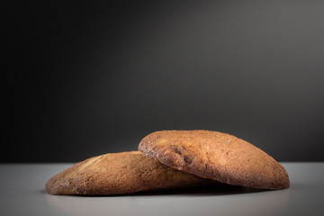 lecker selbst gemachte runde Cookies Kekse American Style mit Schokolade