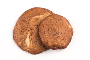 lecker selbst gemachte runde Cookies Kekse American Style mit Schokolade vor weißem Hintergrund