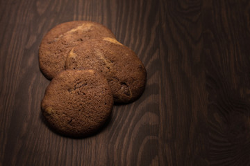 lecker selbst gemachte runde Cookies Kekse American Style mit Schokolade auf Holz im Spotlight Menü Karte