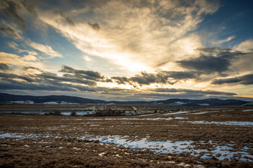 Obraz premium Sky and clouds in a meadow at sunset.