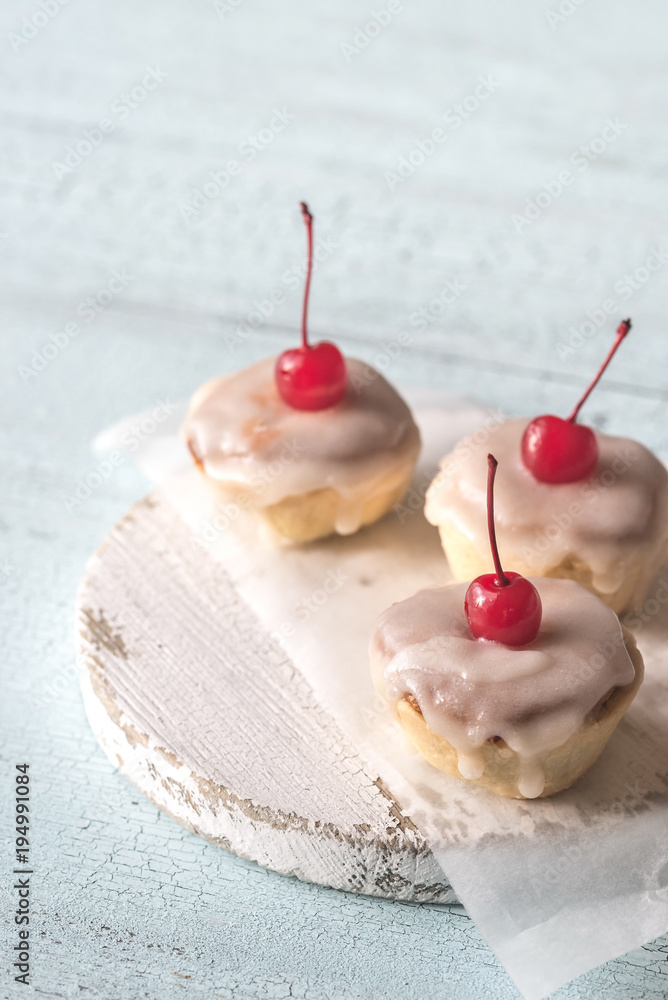 Poster Bakewell tarts with cherry