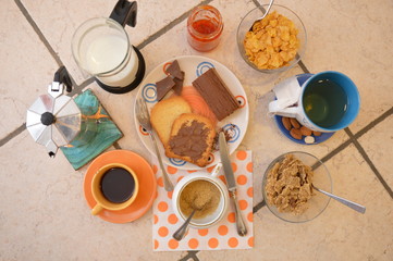 colazione all'italiana caffè latte te cereali fette biscottate cioccolato marmellata 