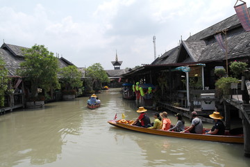 Obraz premium Boat riding on Pattaya Floating Market